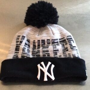 New York Yankees genuine beanie hat w/ pom-pom. New without tags.